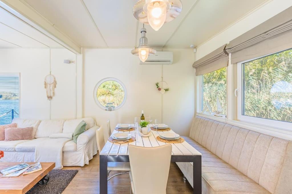 Ocarujuci Houseboat Na Dunaji Братислава Экстерьер фото