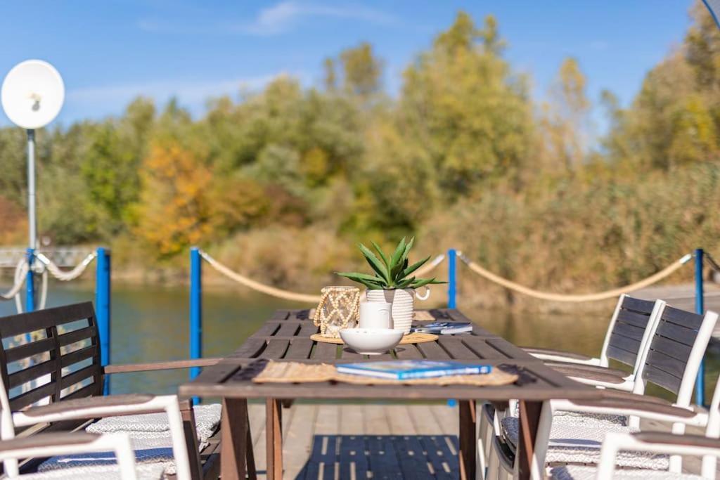 Ocarujuci Houseboat Na Dunaji Братислава Экстерьер фото