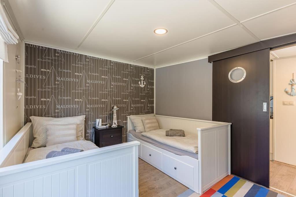 Ocarujuci Houseboat Na Dunaji Братислава Экстерьер фото