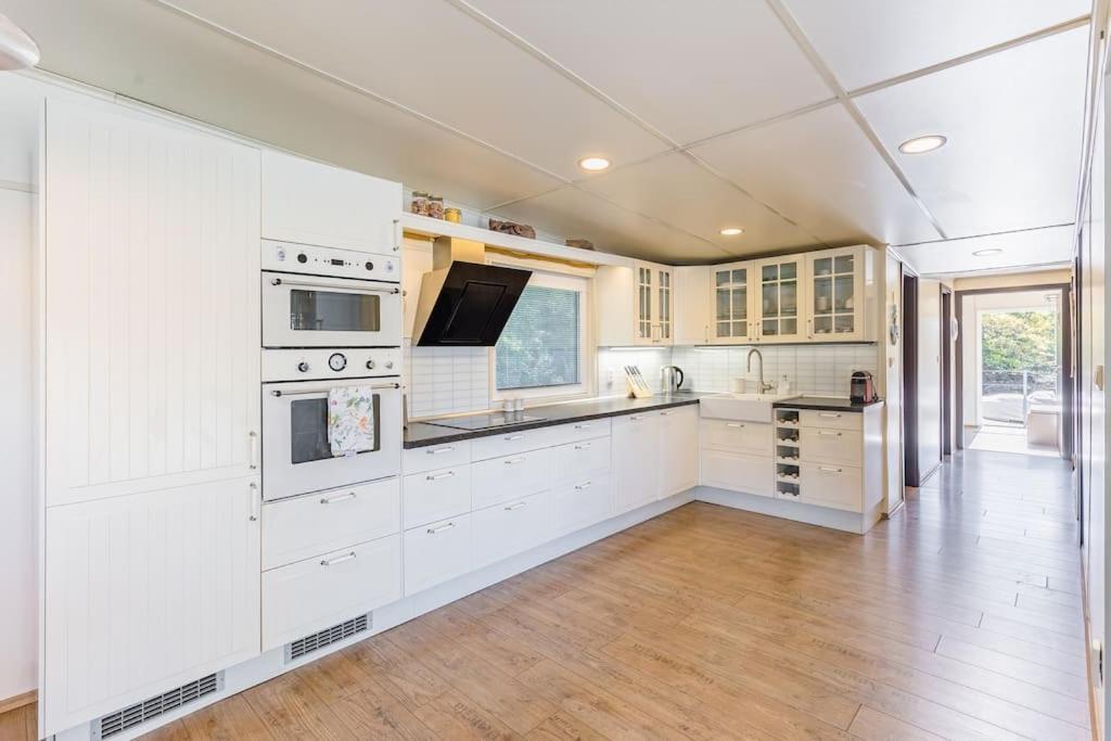 Ocarujuci Houseboat Na Dunaji Братислава Экстерьер фото