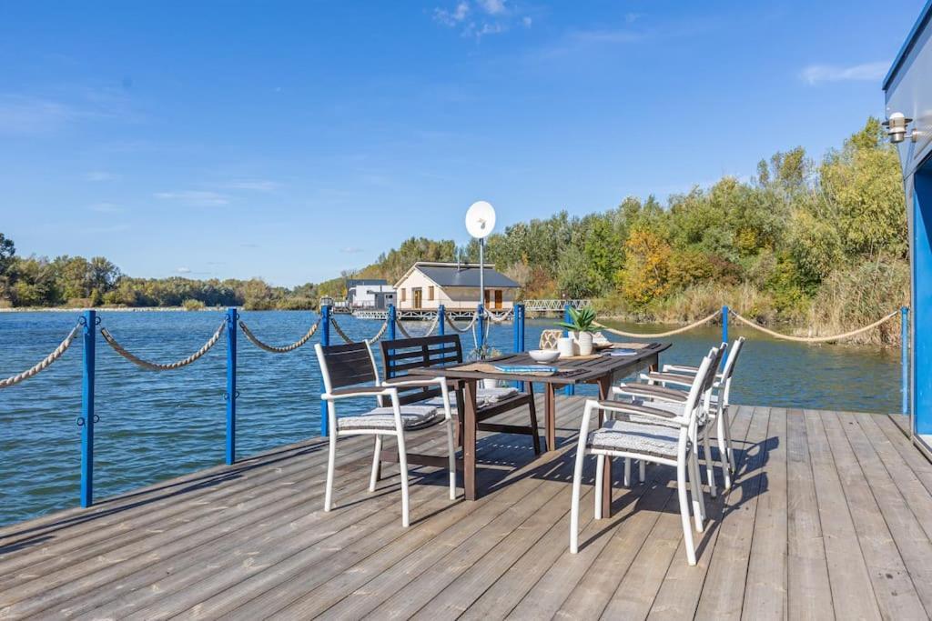 Ocarujuci Houseboat Na Dunaji Братислава Экстерьер фото