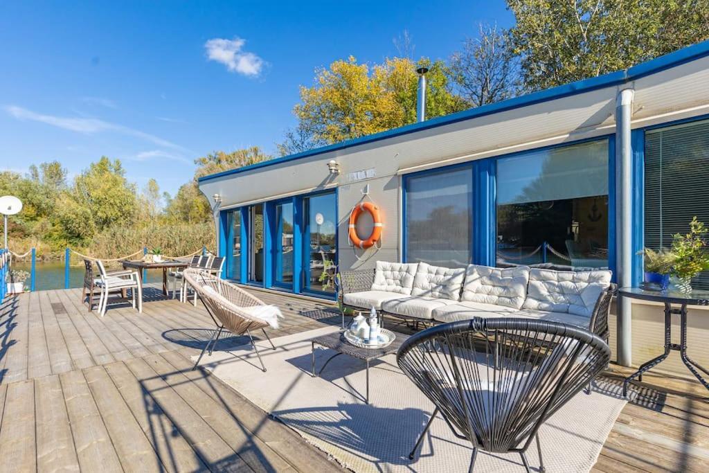 Ocarujuci Houseboat Na Dunaji Братислава Экстерьер фото